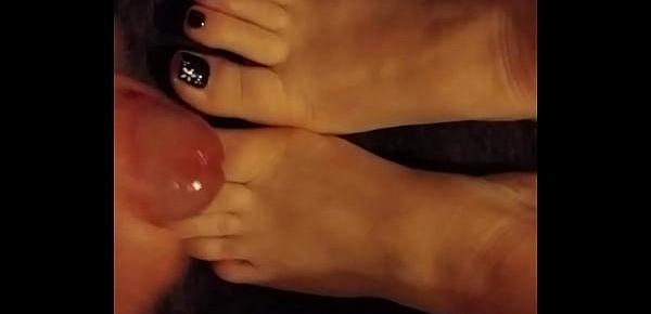  Huge cumshot on sexy little toes